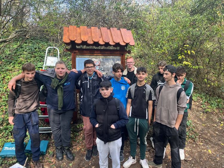 Szakértelemmel a természetért – asztalos tanulóink munkája a Sághegyen!