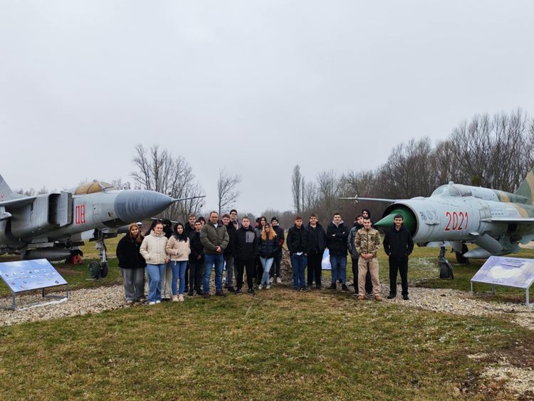 ✈ Honvéd kadét látogatás a pápai katonai repülőtéren