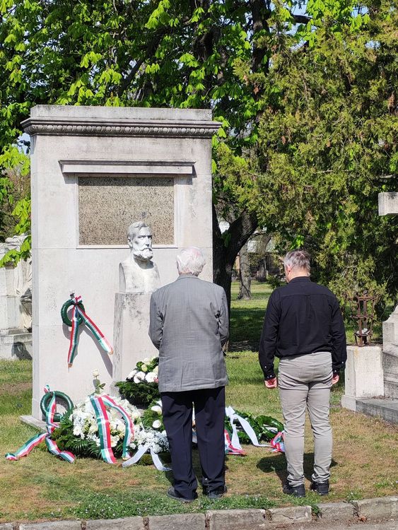 Megkoszorúztuk Eötvös Loránd síremlékét