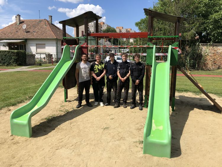 Eötvös Loránd Szakképző Iskola diákjai színesebbé tették a Kodály úti játszóteret