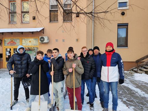 Havat lapátoltunk a nagy Hóhányóinkkal! 🙂