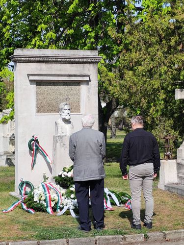 Megkoszorúztuk Eötvös Loránd síremlékét