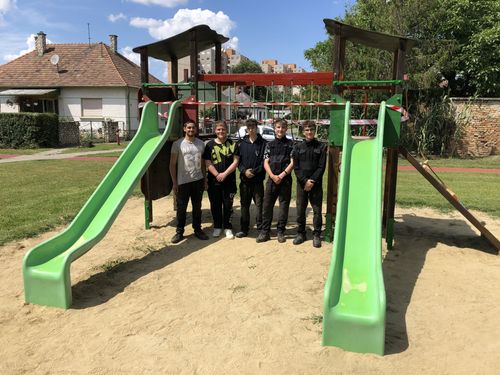 Eötvös Loránd Szakképző Iskola diákjai színesebbé tették a Kodály úti játszóteret